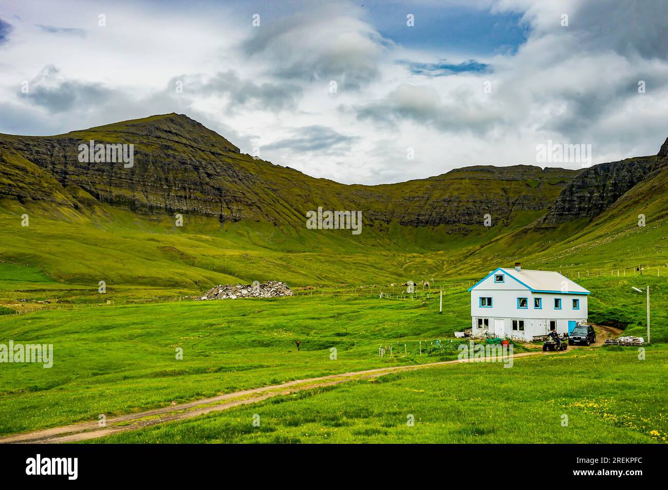 Einsames Haus in Gasadalur, Vagar, Färöer Inseln, Dänemark Stockfoto