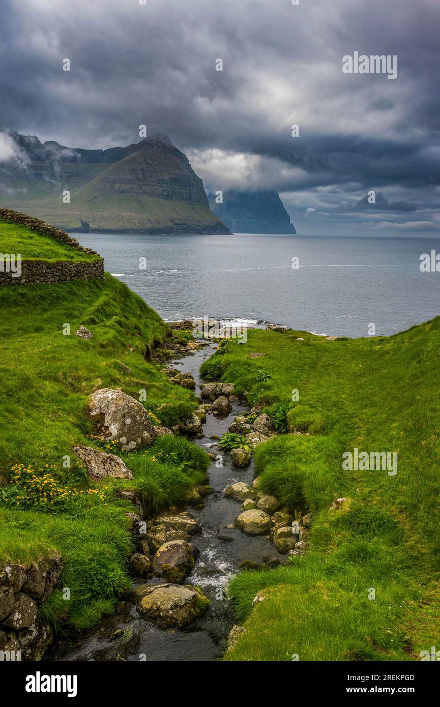 Riesige Fjordlandschaft in Vidoy, Färöer Inseln, Dänemark Stockfoto