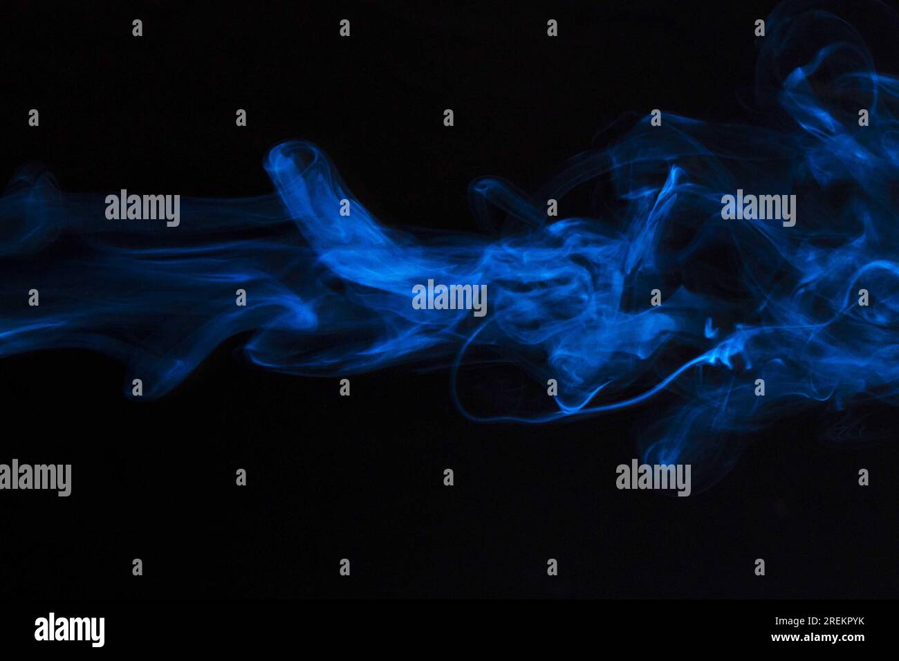 Blauer Rauch überlagert Textur Bewegung schwarzer Hintergrund. Auflösung und hochwertige Fotos Stockfoto