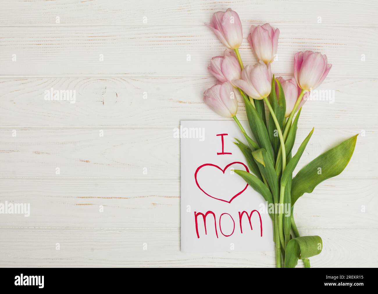 Karte ich liebe mama Blumen hat weißen Holztisch 2 platziert. Auflösung und hochwertige Fotos Stockfoto