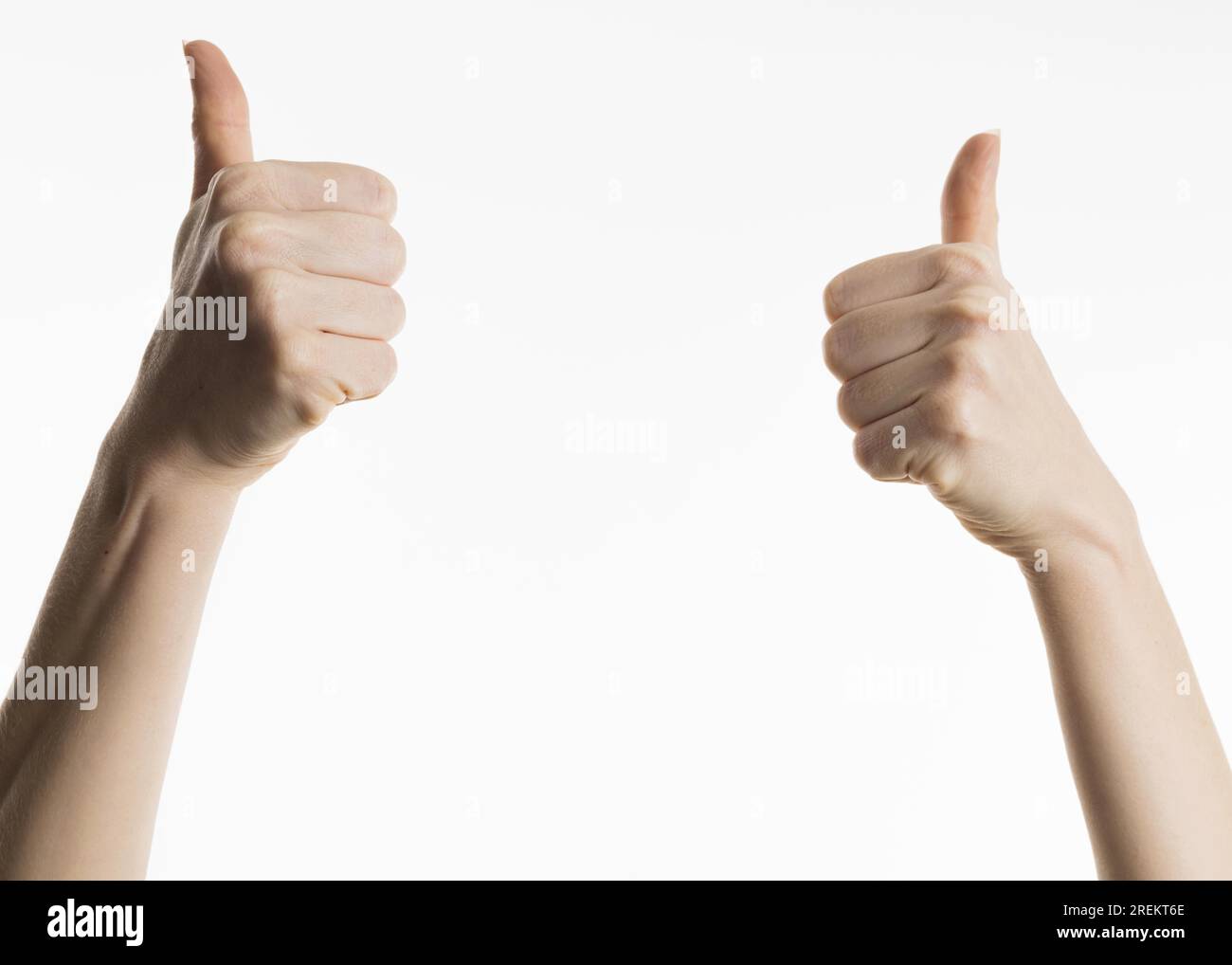 Vorderansicht: Hände zeigen Daumen nach oben. Auflösung und hochwertige Fotos Stockfoto