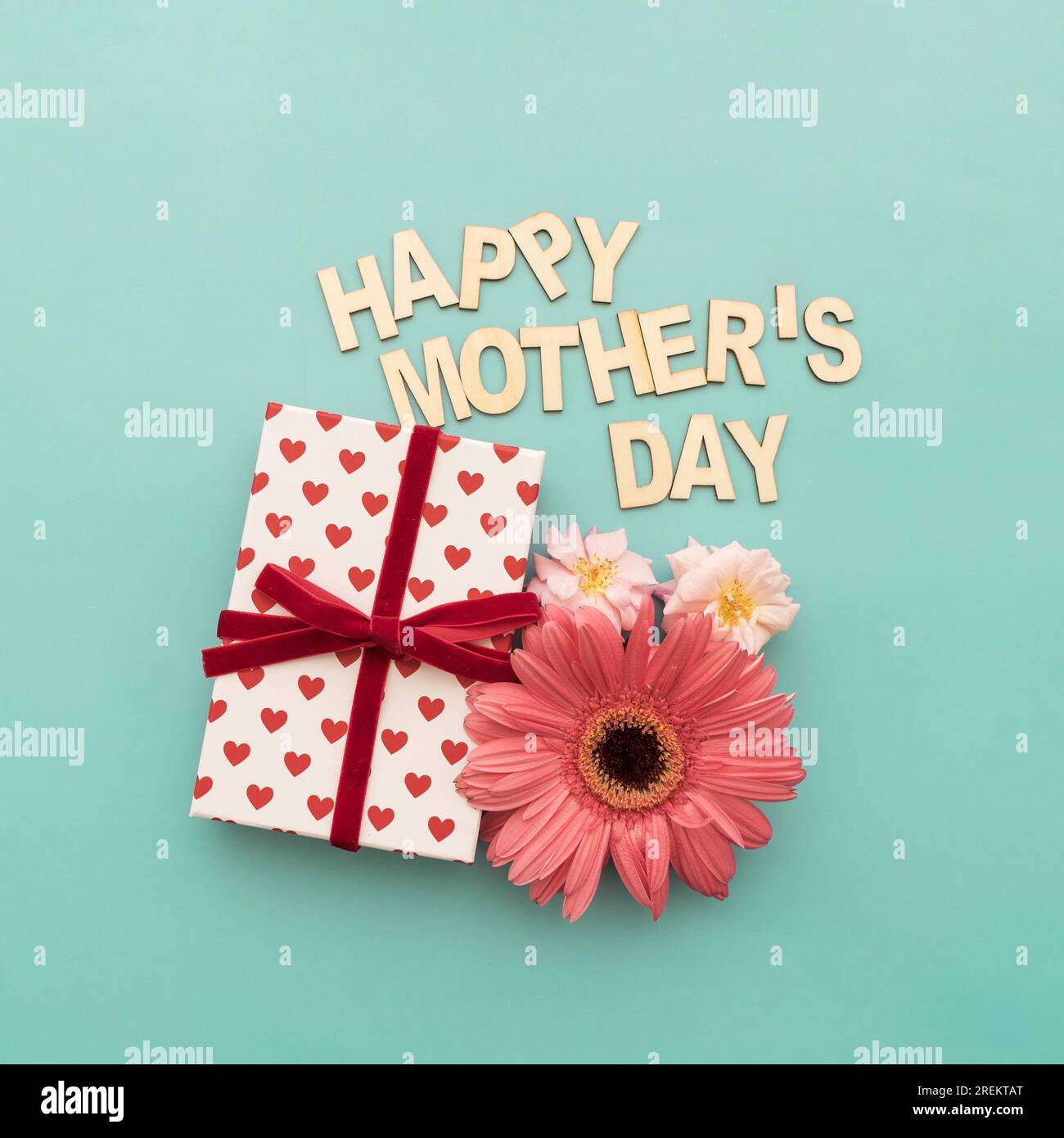 Happy Mother's Day Schriftzug Geschenkbox Blumen Nahaufnahme. Auflösung und hochwertige Fotos Stockfoto
