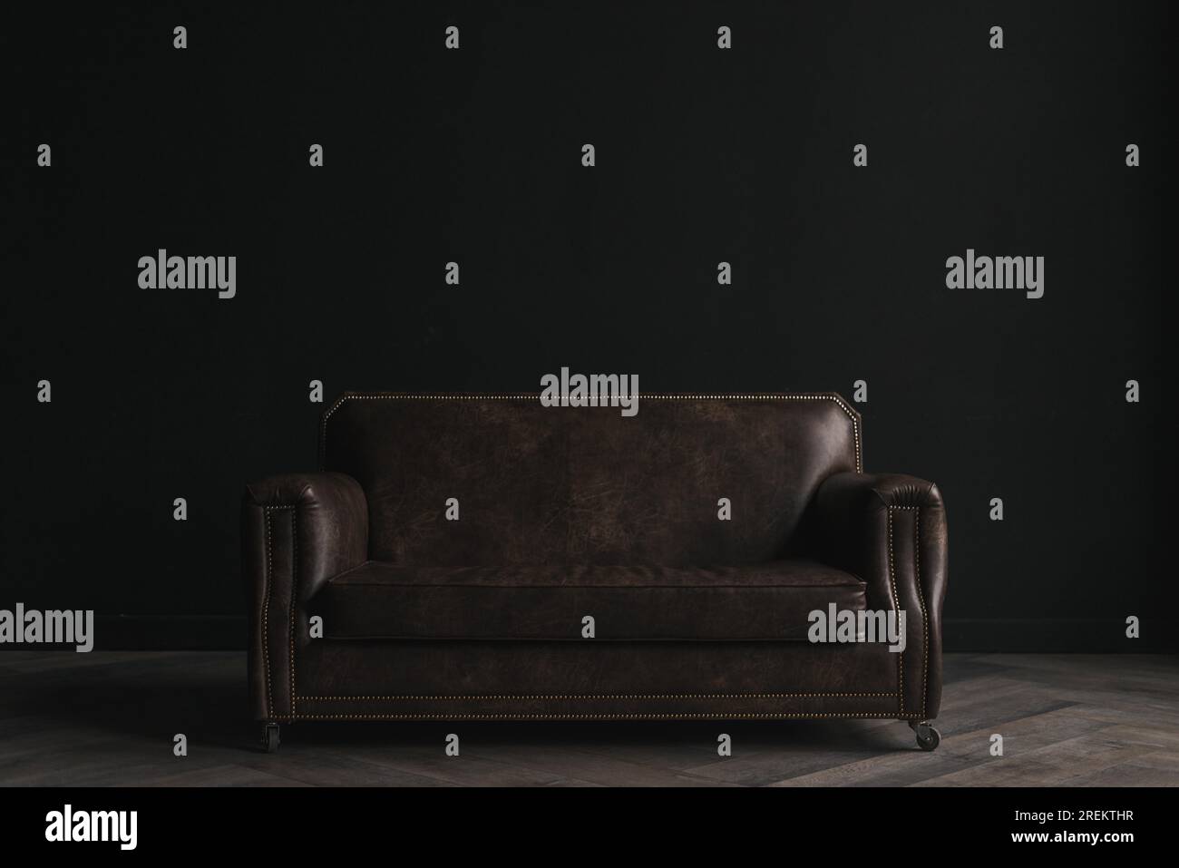 Dunkler Raum mit Ledercouch. Auflösung und hochwertige Fotos Stockfoto