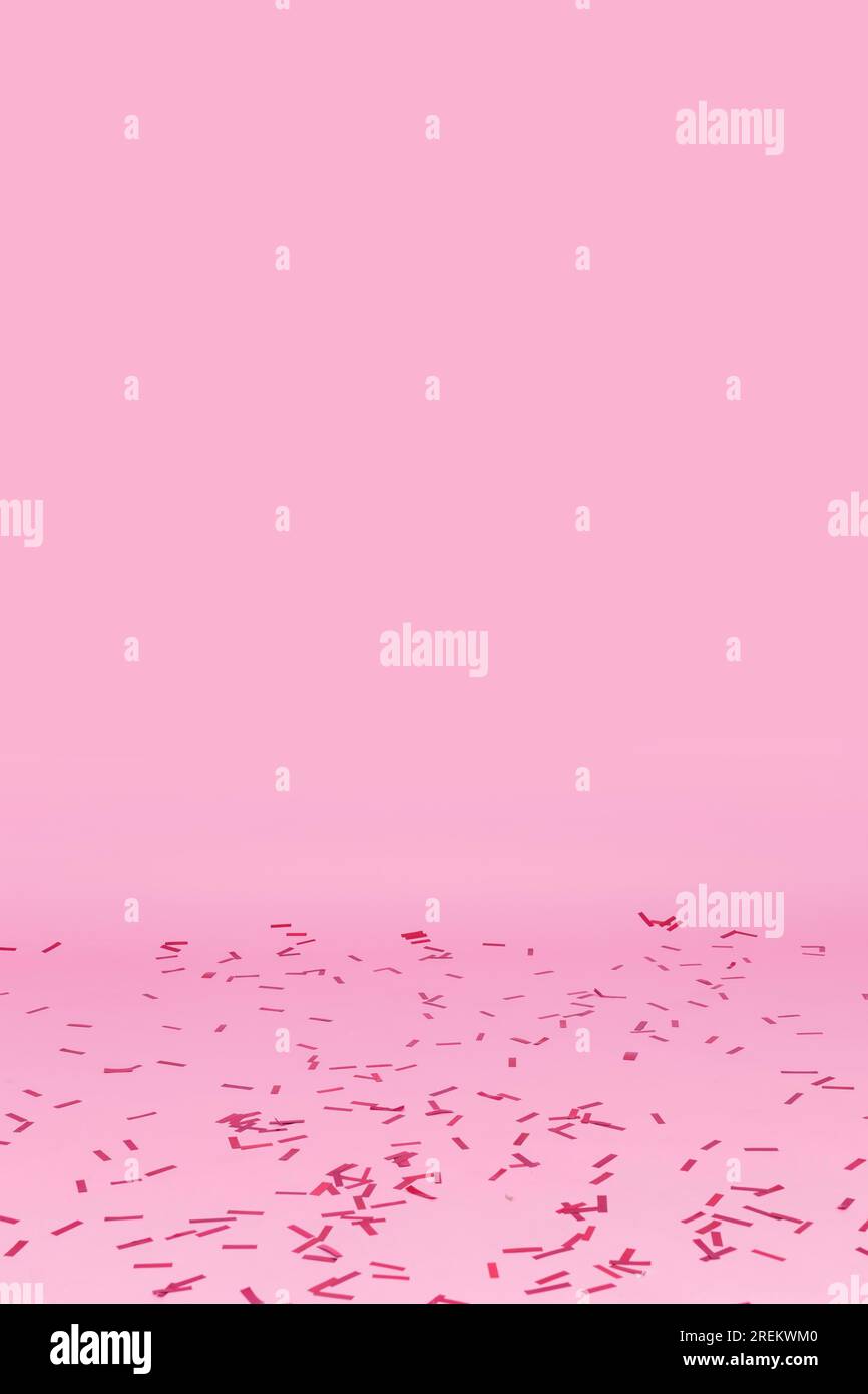 Konfetti mit verstreutem rosa Hintergrund. Schönes Foto Stockfoto