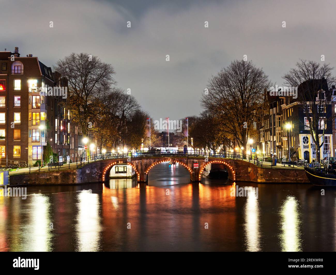 Amsterdamer Architektur und Blick auf den Kanal in kalter Winternacht. Amsterdam, Niederlande Stockfoto