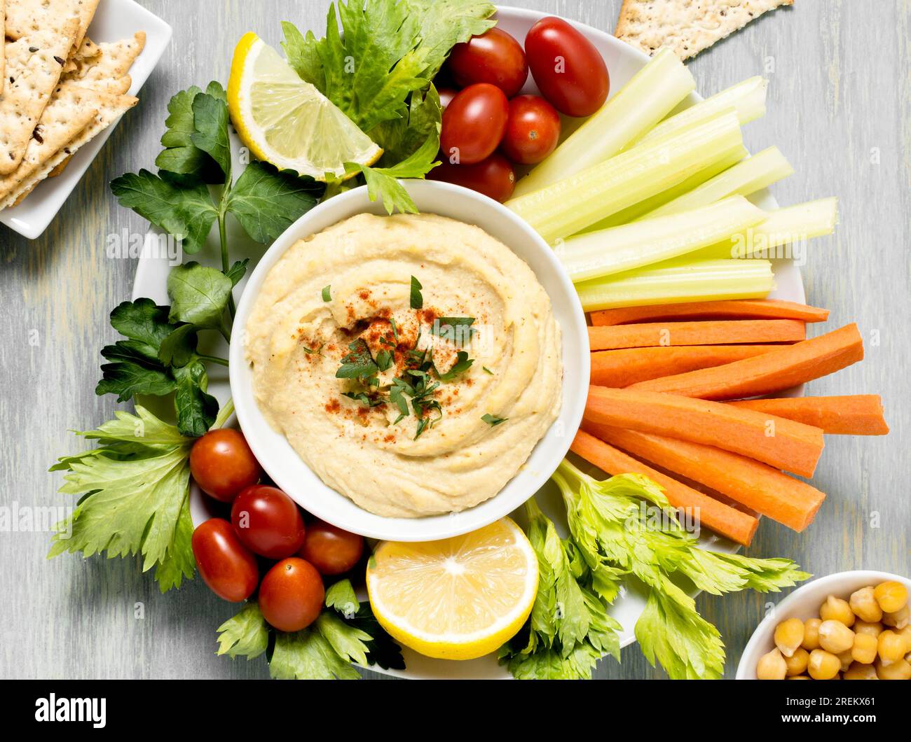 Hummus mit Blick von oben und Gemüsesortiment. Schönes Foto Stockfoto