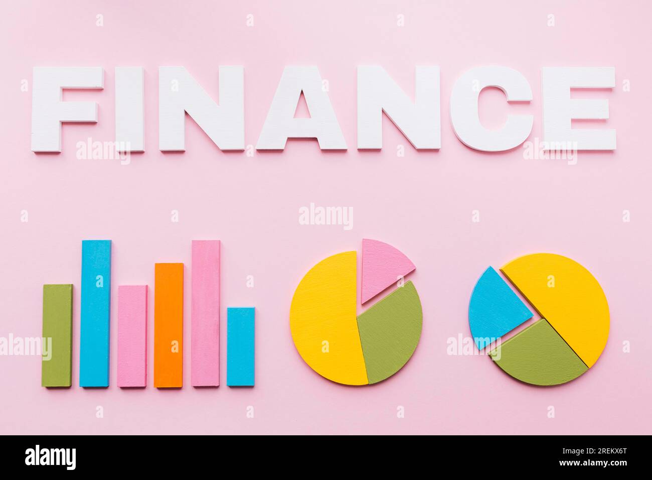 Weißes Finanz-Textbalkendiagramm zwei Tortendiagramme pinkfarbener Hintergrund. Schönes Foto Stockfoto