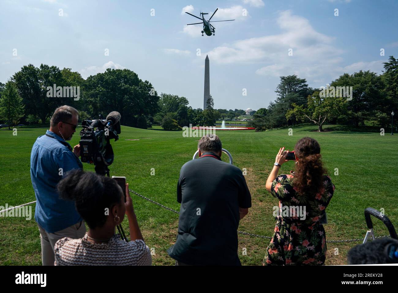 Washington, DC, USA. 28. Juli 2023. Marine One, mit US-Präsident Joe Biden an Bord, startet am Freitag, den 28. Juli, vom südlichen Rasen des Weißen Hauses in Washington, DC, USA, 2023. Biden wird Bidenomics bei Auburn Manufacturing Inc. Diskutieren Auburn, Maine, später heute. Guthaben: Nathan Howard/Pool über CNP/dpa/Alamy Live News Stockfoto