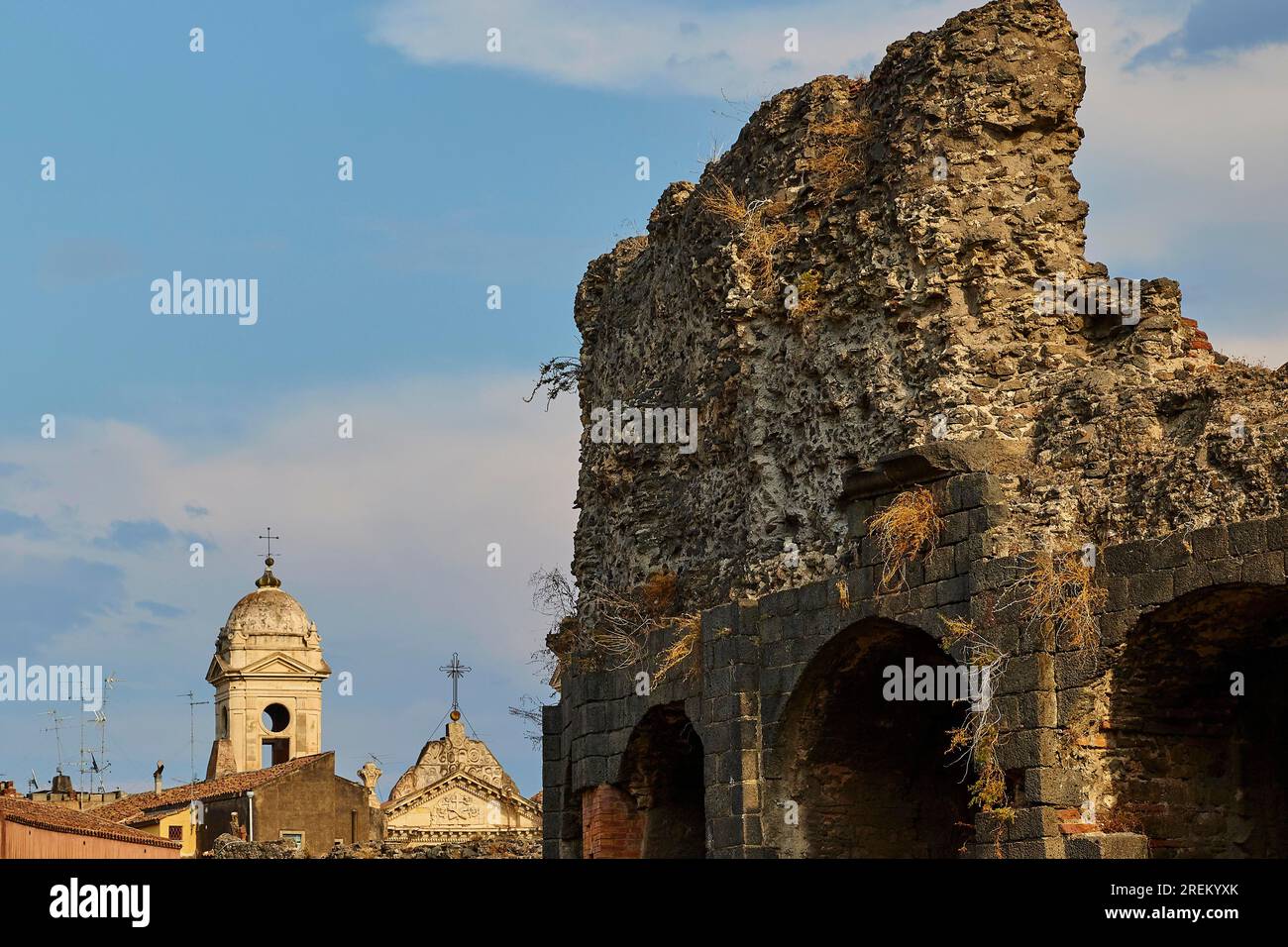 Kirchturm, Teil einer alten Mauer, Amphitheater, Altstadt, Catania, Ostküste, Sizilien, Italien Stockfoto