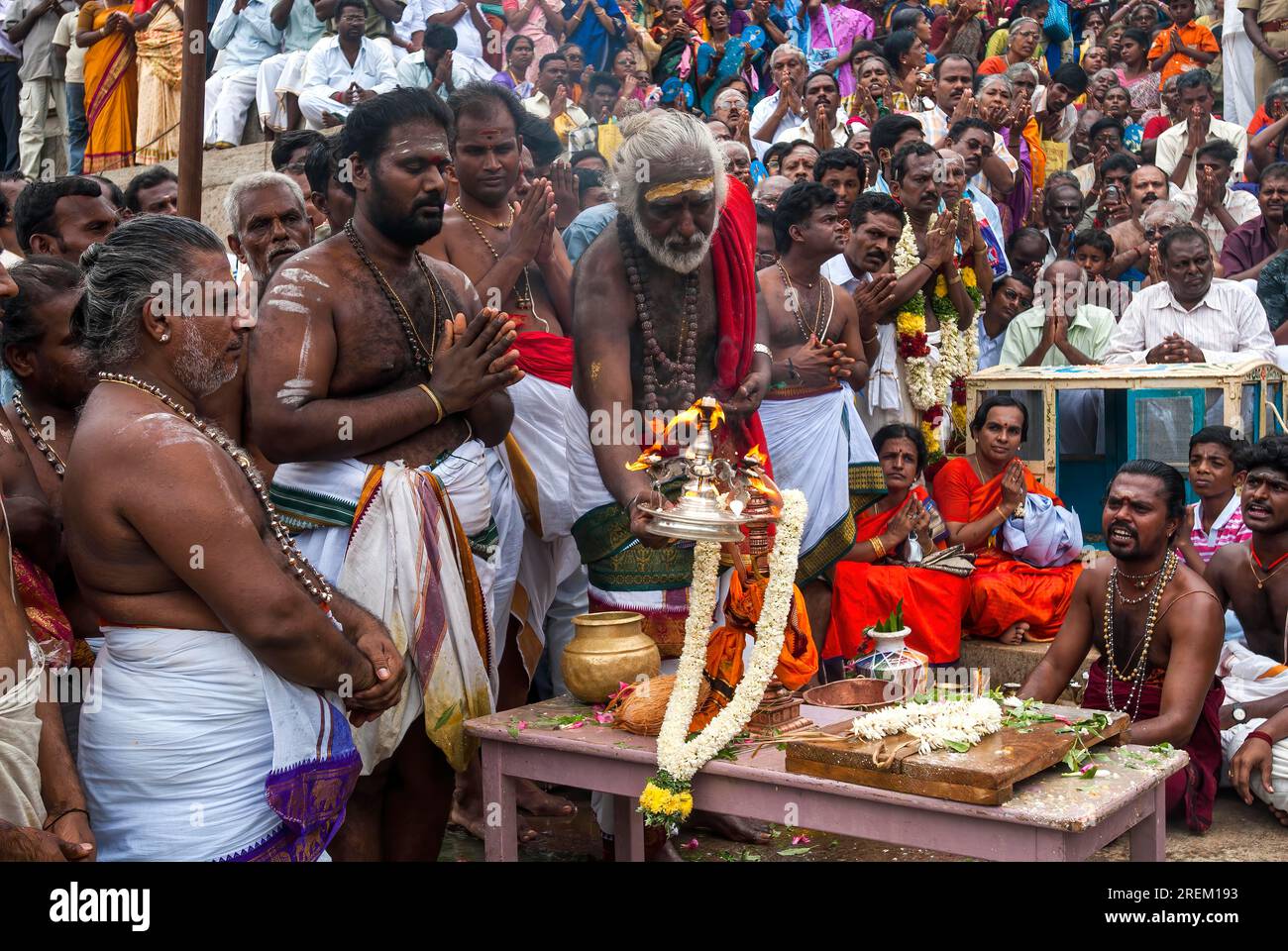 Aarthi spielte während des Vinayak Chaturthi Ganesh Chaturthi Festivals im Sri Karpaga Vinayakar Tempel in Pillaiyarpatti in der Nähe zur Kirchengott Stockfoto