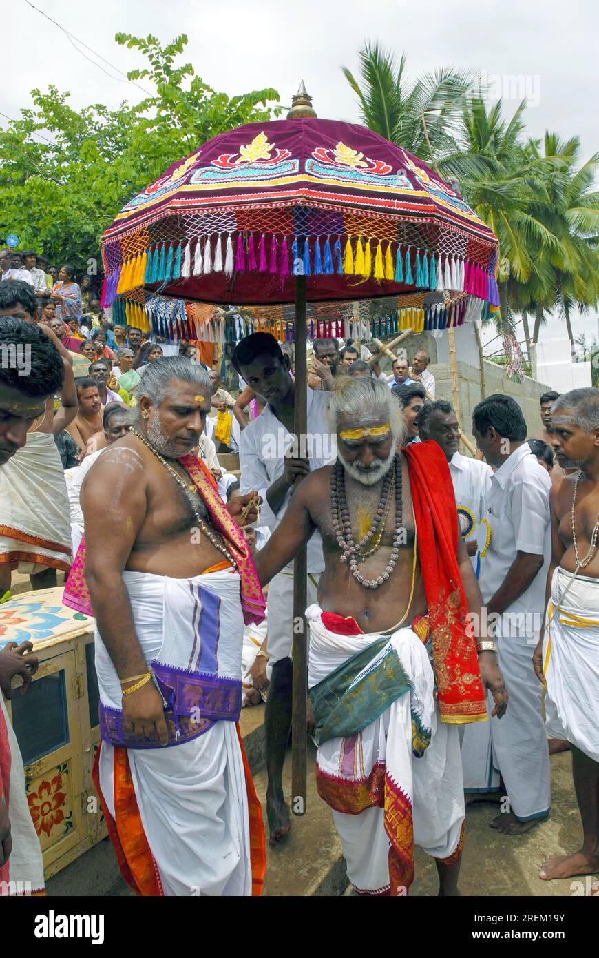 Tempelpriester unter dem Schirm während des Vinayak Chaturthi Ganesh Chaturthi Festivals im Sri Karpaga Vinayakar Tempel in Pillaiyarpatti in der Nähe Stockfoto