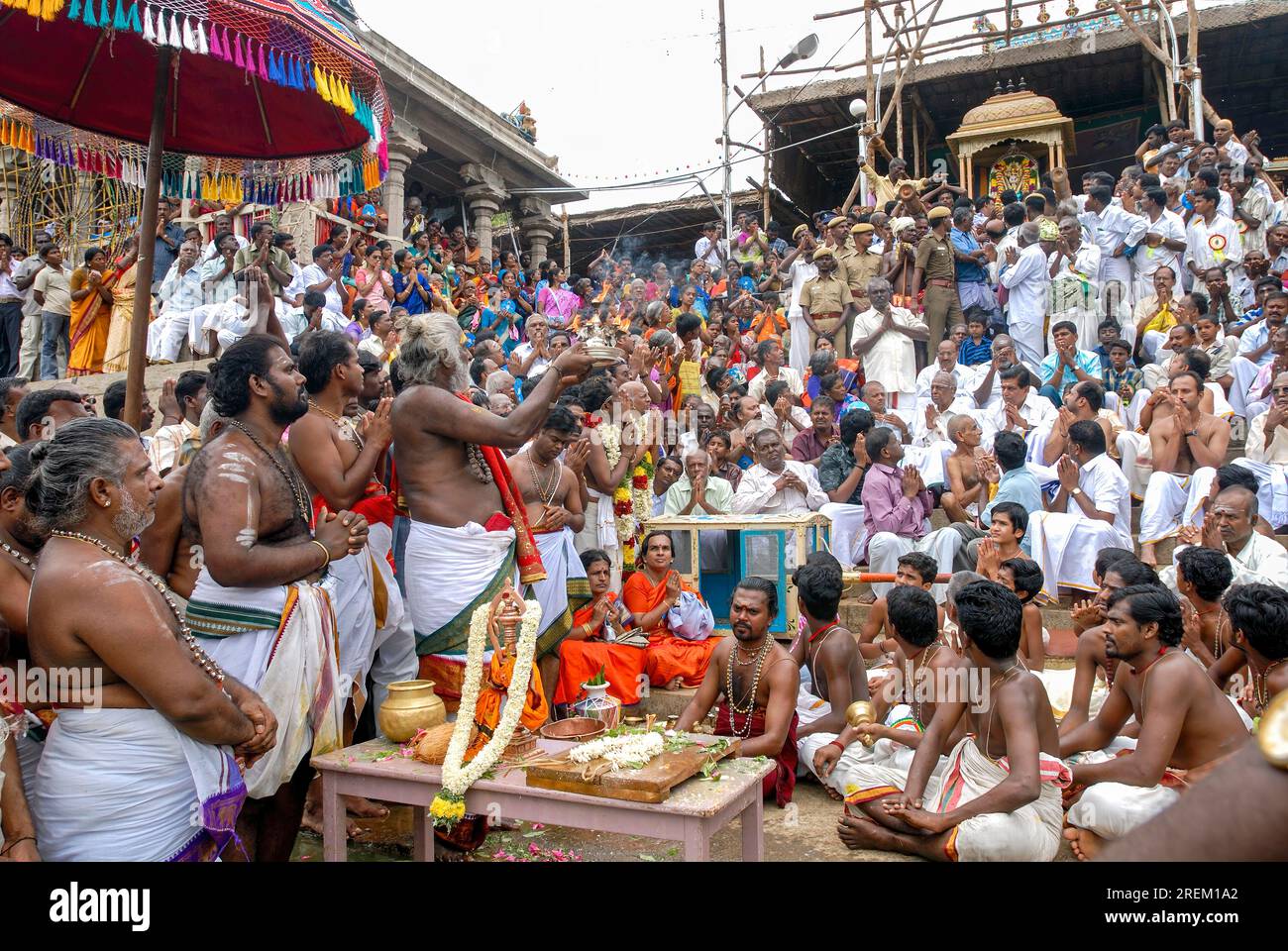 Aarthi spielte während des Vinayak Chaturthi Ganesh Chaturthi Festivals im Sri Karpaga Vinayakar Tempel in Pillaiyarpatti in der Nähe zur Kirchengott Stockfoto