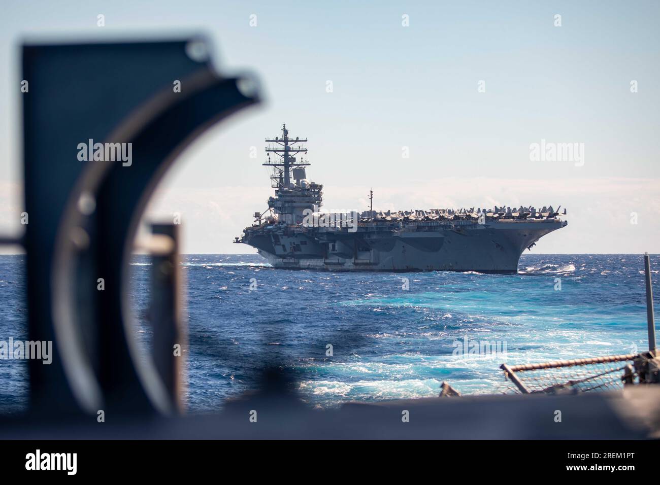 Indischer Ozean, Australien. 22. Juli 2023. Die USA Der Navy Nimitz-Flugzeugträger USS Ronald Reagan segelt in Formation hinter dem Ticonderoga-Klasse-geführten Raketenkreuzer USS Antietam auf dem Weg zum Talisman Sabre im Indischen Ozean, 22. Juli 2023 vor der Küste Australiens. Kredit: MC1 Ryre Arciaga/Planetpix/Alamy Live News Stockfoto