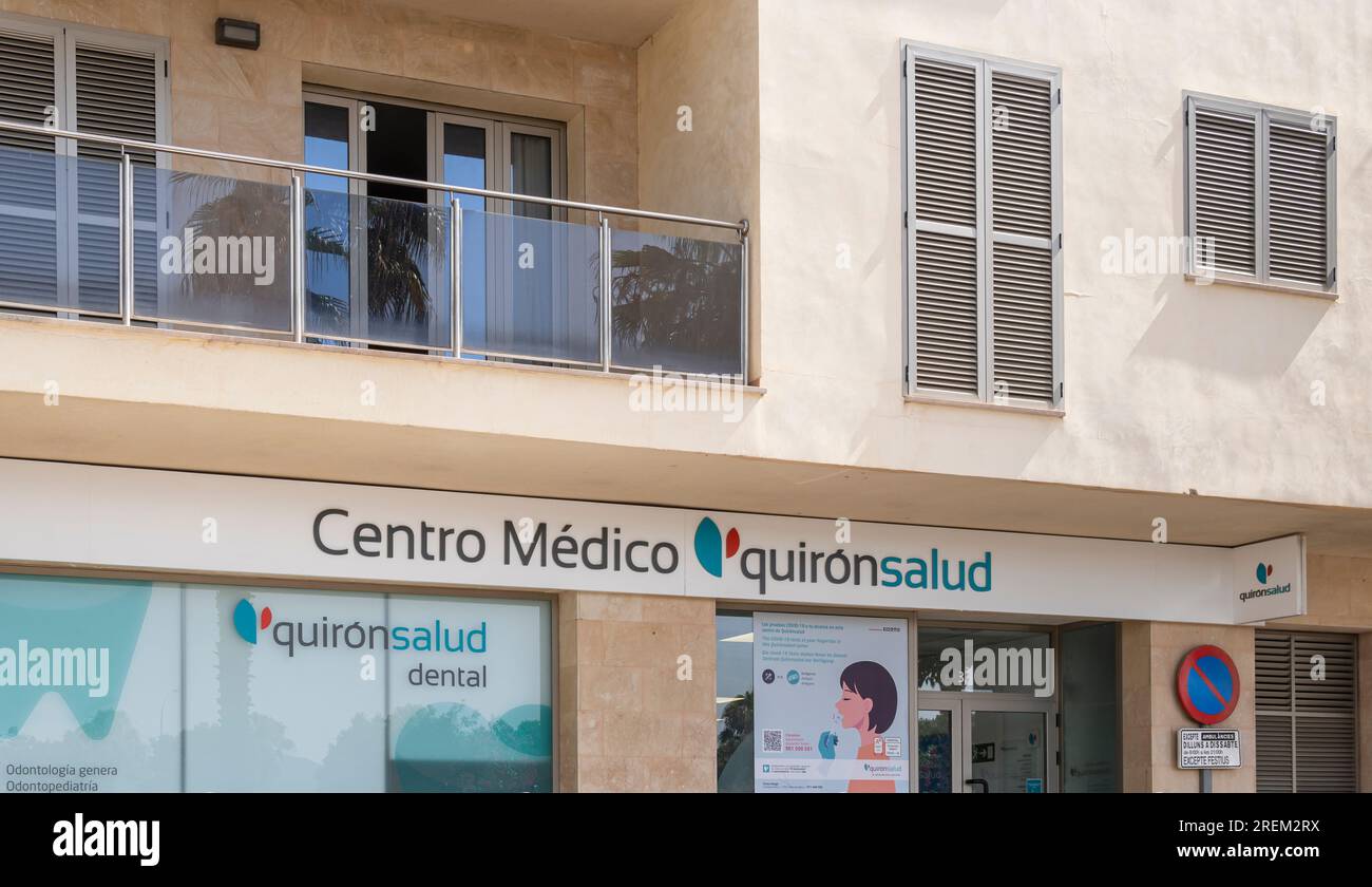 Manacor, Spanien; juli 18 2023: Fassade des privaten medizinischen Zentrums Quiron Salud in der mallorquinischen Stadt Manacor, Spanien Stockfoto