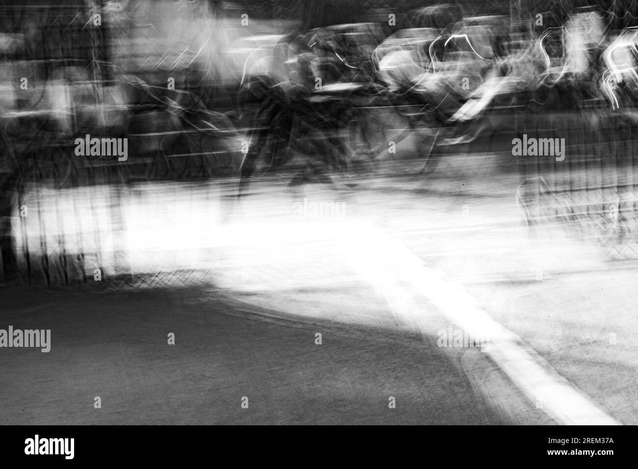 Abstrakte Fotografie. Absichtlich geschüttelt, unscharf, verschwommen, unregelmäßig belichtet. Kreative, digital verarbeitete Straßenfotografie. Stockfoto