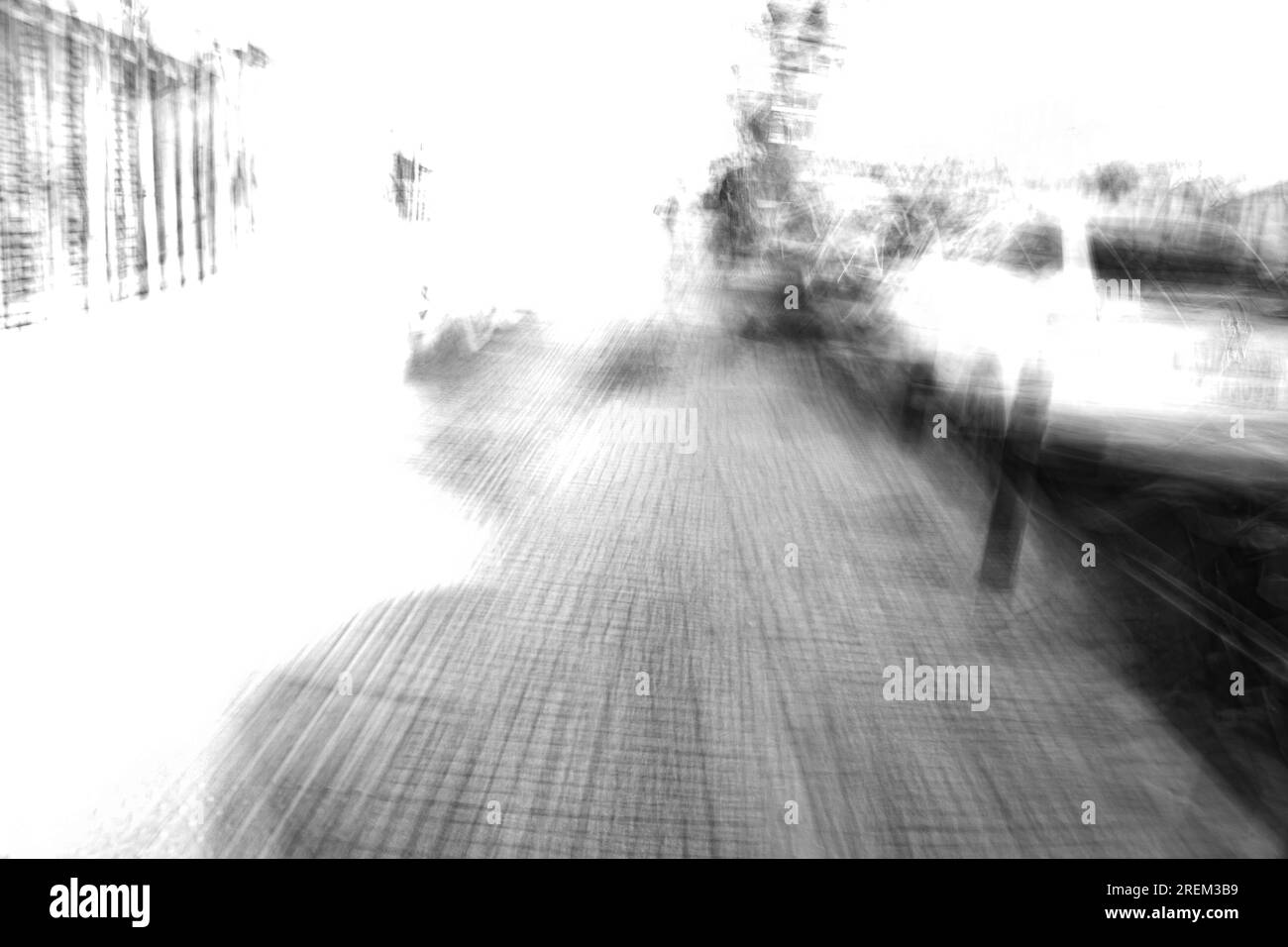 Abstrakte Fotografie. Absichtlich geschüttelt, unscharf, verschwommen, unregelmäßig belichtet. Kreative, digital verarbeitete Straßenfotografie. Stockfoto