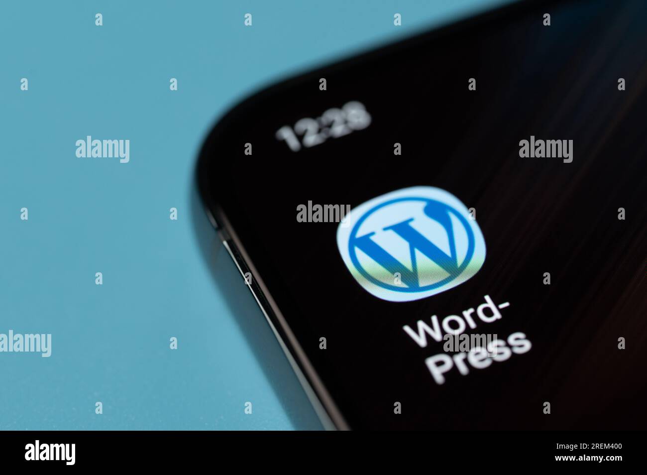 New York, USA - 27. Juli 2023: Nahaufnahme des WordPress-App-Symbols auf dem Smartphone-Bildschirm Stockfoto