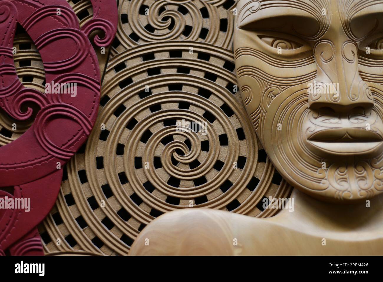 Schnitzereien im Maori-Stil werden in der Nationalbibliothek in Wellington, Neuseeland ausgestellt Stockfoto