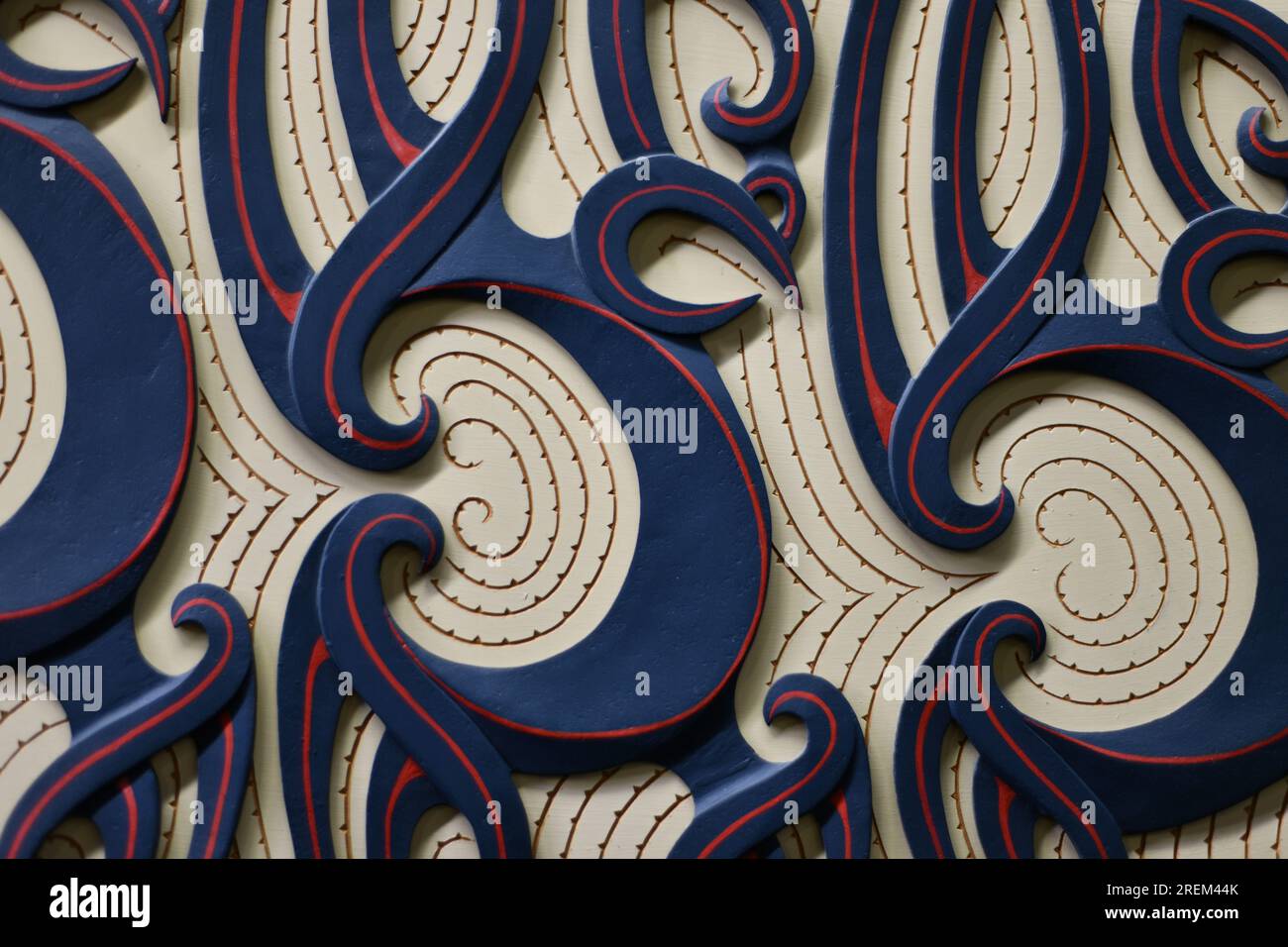 Schnitzereien im Maori-Stil werden in der Nationalbibliothek in Wellington, Neuseeland ausgestellt Stockfoto