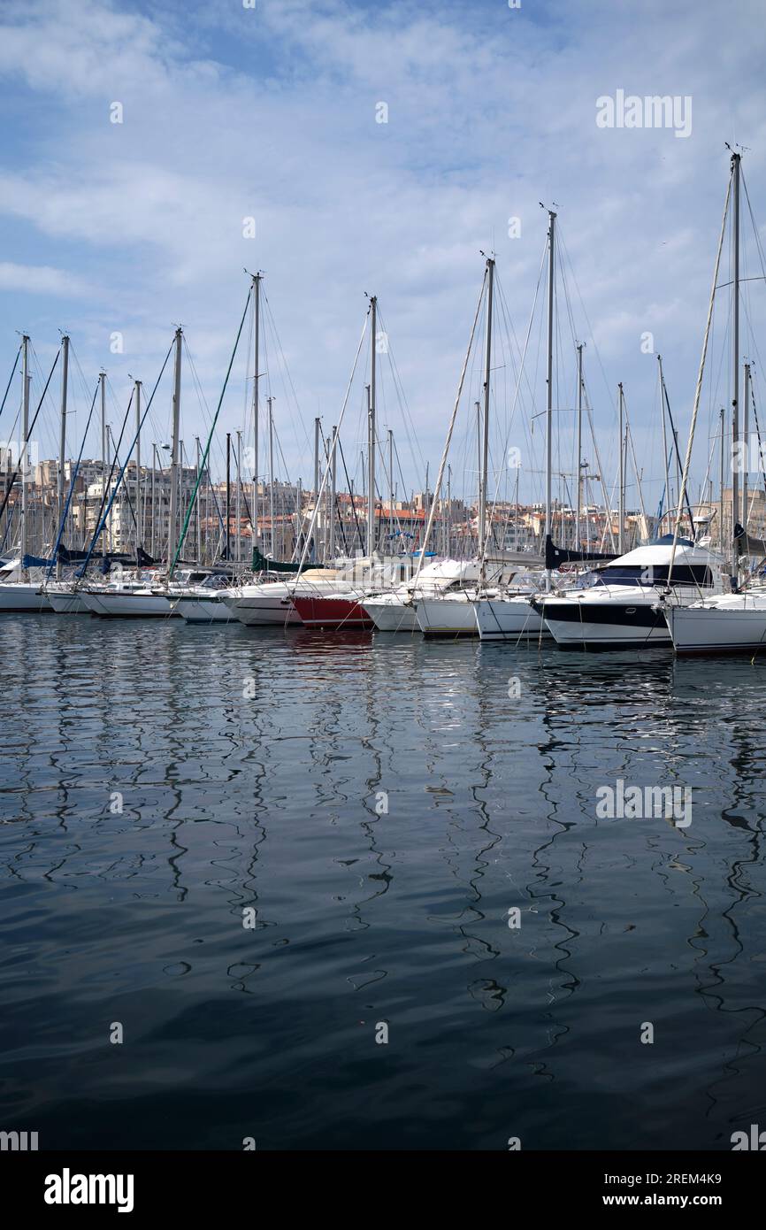 Yachten im Alten Hafen (Vieux Port) von Marseille, Frankreich Stockfoto