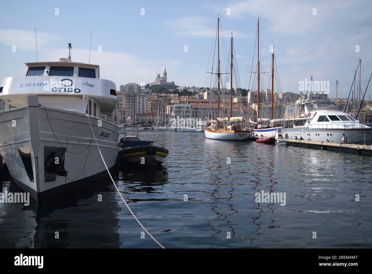 Yachten im Alten Hafen (Vieux Port) von Marseille, Frankreich Stockfoto