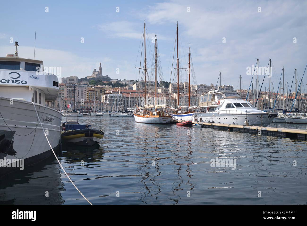 Yachten im Alten Hafen (Vieux Port) von Marseille, Frankreich Stockfoto