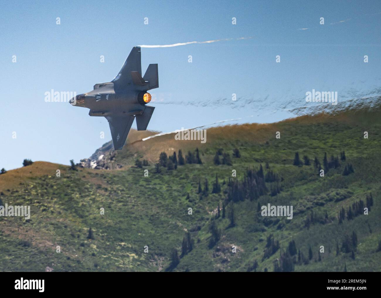 Luftwaffenstützpunkt Hill, Utah, USA. 12. Juli 2023. Major Kristin Wolfe, Commander des F-35A Lightning II Demonstrationsteams, fliegt eine F-35, die der 421. Kampfeinheit zugeteilt wurde, während einer Übungsvorstellung auf dem Hill Air Force Base, Utah, 12. Juli 2023. Militärangehörige und wichtige Ehepartner des 388. Kampfflügels wurden eingeladen, die Übungsleistung auf der Fluglinie zu beobachten und mit den Besatzungsmitgliedern zu interagieren, die dem Demonstrationsteam zugewiesen wurden. Kredit: USA Air Force/ZUMA Press Wire/ZUMAPRESS.com/Alamy Live News Stockfoto