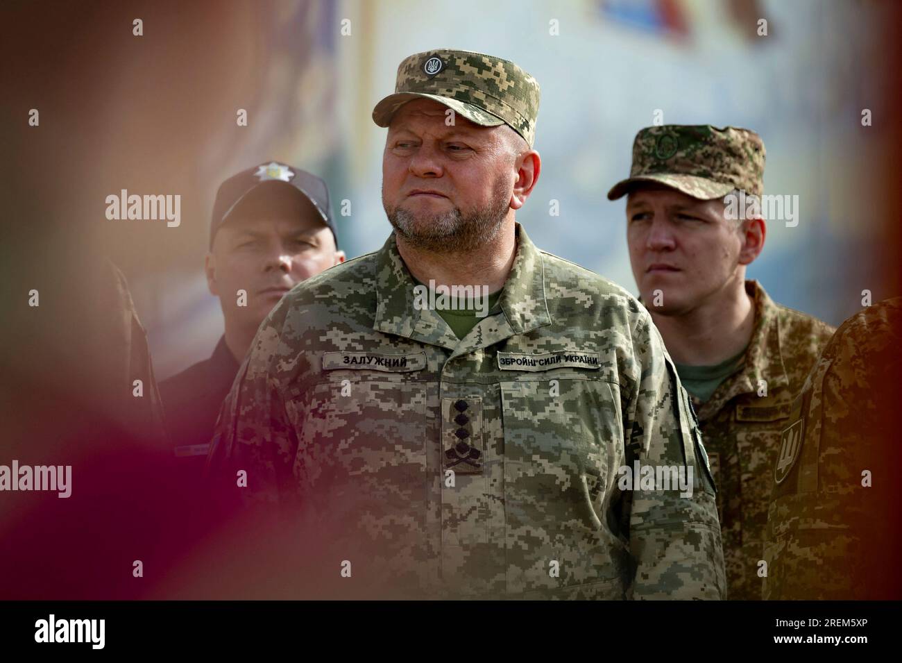 Kiew, Ukraine. 28. Juli 2023. Generalleutnant Valerii Zaluzhnyi, Befehlshaber der ukrainischen Streitkräfte, hört Präsident Wolodymyr Zelenskyy bei einer Feier anlässlich des Tages der ukrainischen Staatlichkeit am Mykhailivska-Platz am 28. Juli 2023 in Kiew, Ukraine. Kredit: Pressestelle Des Ukrainischen Präsidenten/Ukrainischer Ratsvorsitz/Alamy Live News Stockfoto