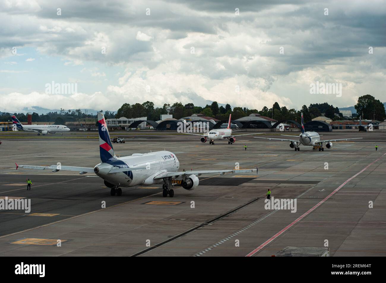 Bogota, Kolumbien. 28. Juli 2023. Airbus A320 von Avianca (Ankunft) und LATAM Airlines (zwei Abflüge) am Bogota El Dorado International Airport in Kolumbien, 28. Juli 2023. Foto: Sebastian Barros/Long Visual Press Credit: Long Visual Press/Alamy Live News Stockfoto