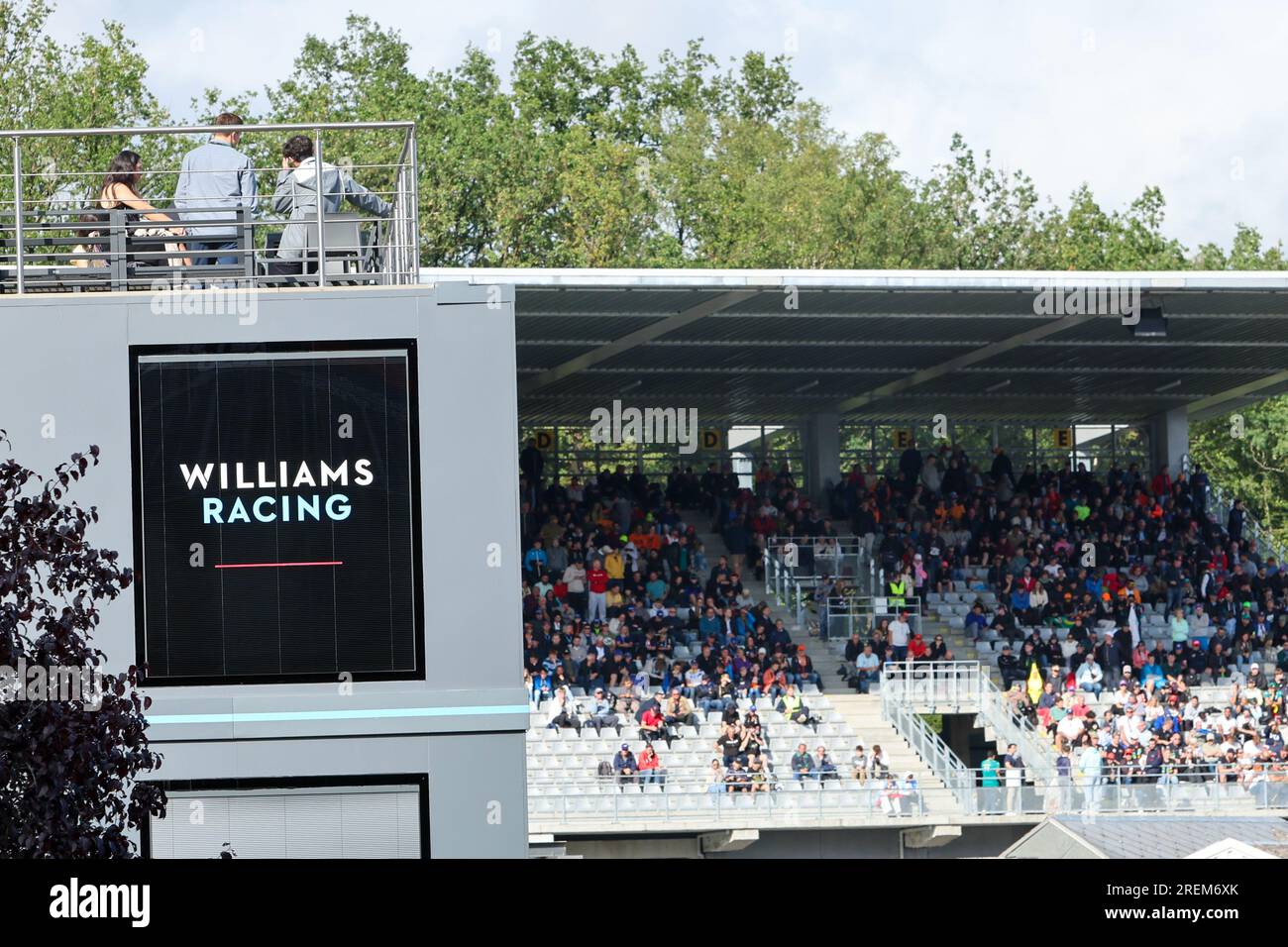 Williams Racing vor dem Grand Stand während der Qualifying Session am Freitag, 28. Juli, FORMEL 1 MSC-KREUZFAHRTEN VOM BELGISCHEN GRAND PRIX 2023 - Jul28. Juli bis 30. 2. Juli Stockfoto