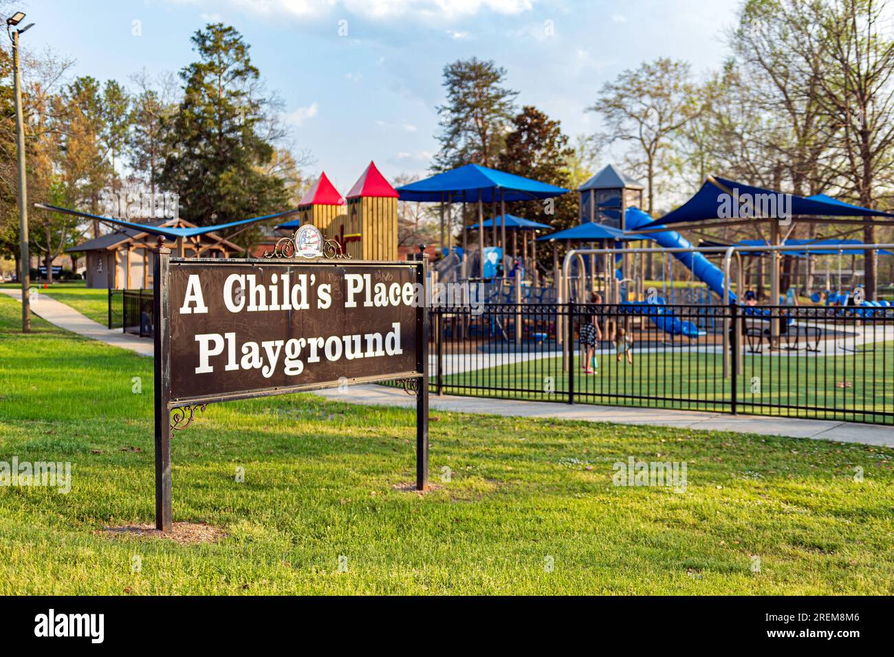 Prattville, Alabama, USA – 7. März 2023: A Child's Place Playground in der Innenstadt von Prattville nach der Revitalisierung und dem Austausch von Spielgeräten Stockfoto