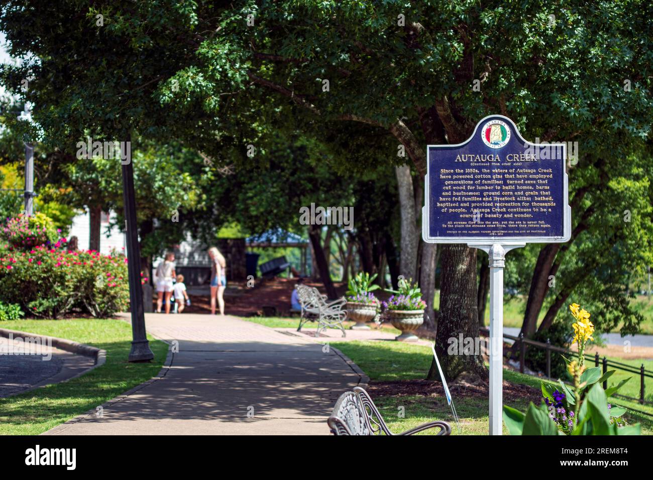 Prattville, Alabama, USA – 16. Juni 2023: Informationsmarkierung zum Autauga Creek, einem malerischen Kanupfad, der in Prattville beginnt und sich in den Alabama ergießt Stockfoto