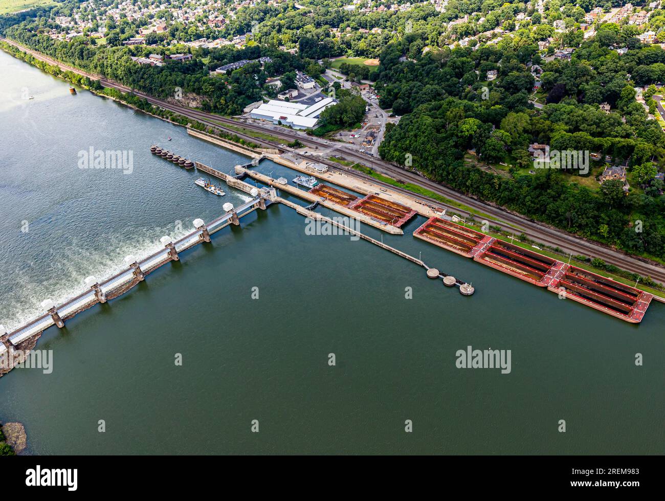 Das Foto oben zeigt Emsworth-Schleusen und Dämme am Ohio River in der Nähe von Pittsburgh, 21. Juli 2023. Emsworth ist eine von sechs Navigationsstrukturen am Ohio River, die die Navigation vom Stadtzentrum von Pittsburgh nach New Martinsville, West Virginia, ermöglichen. Die USA Das Armeekorps der Ingenieure begann 1919 mit dem Bau von Emsworth und wurde 1922 fertiggestellt. Das Projekt wurde im September 1921 in Betrieb genommen. Emsworth befindet sich an der River Mile 6,2. Auf einer Fläche von 26.000 Quadratkilometern im Pittsburgh District befinden sich Teile des westlichen Pennsylvania, des nördlichen West Virginia, des östlichen Ohio, des westlichen Maryland und des Südwestens Stockfoto