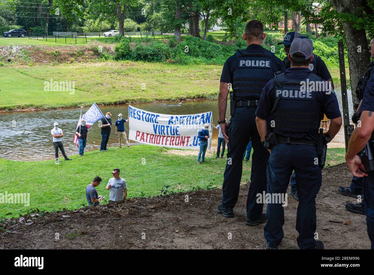 Prattville, Alabama, USA – 24. Juni 2023: Polizeibeamte in Prattville beobachten Mitglieder der Patriot Front, einer weißen nationalistischen, neofaschistischen Hassgruppe, W. Stockfoto