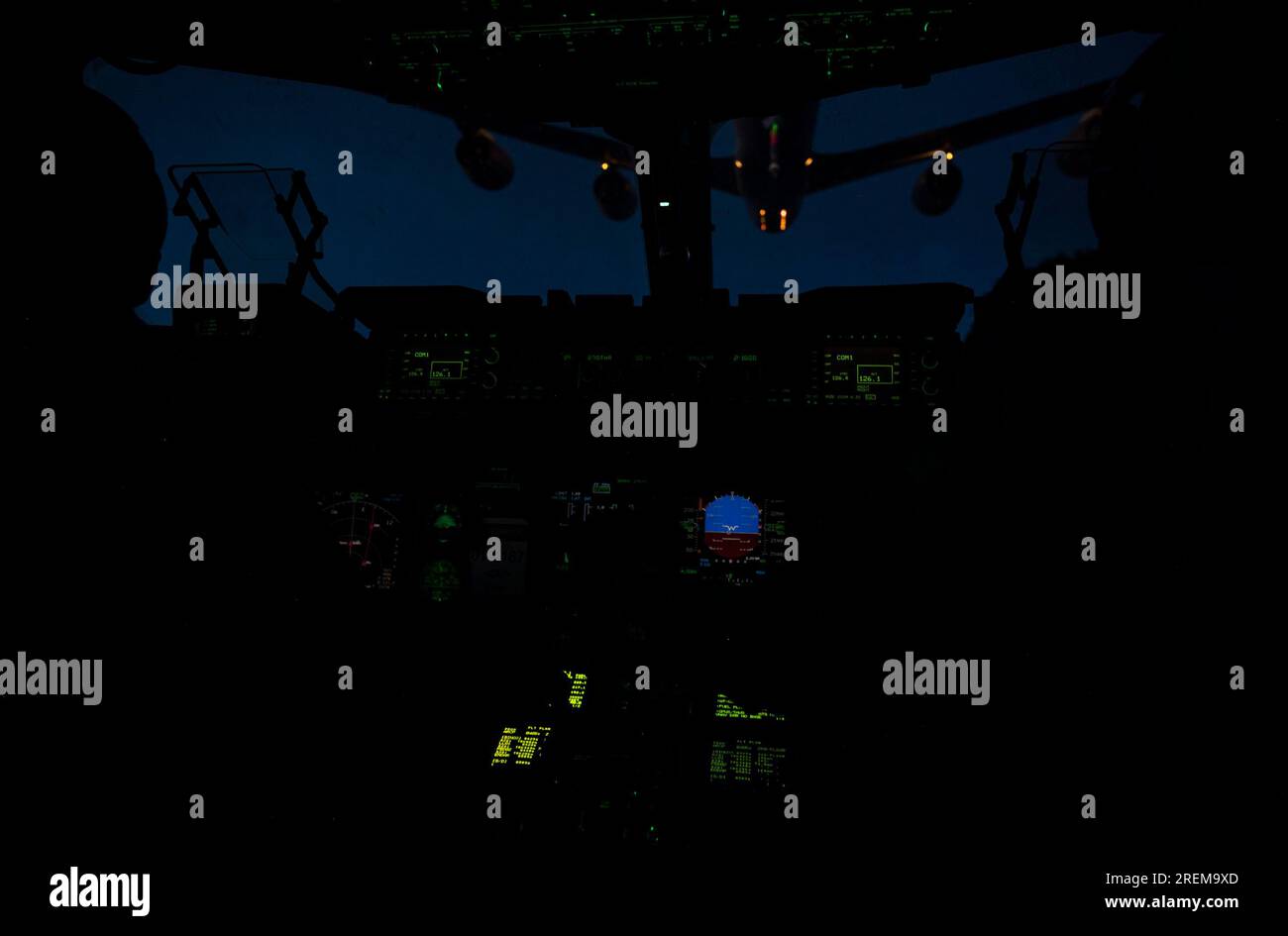 USA Air Force Captain Angela Curtis, Left, und Captain Erica Joffre, beide Piloten der 4. Airlift-Geschwader, bereiten sich auf Treibstoff in einem C-17 Globemaster III vor, der dem 62d. Airlift-Flügel zugewiesen ist, von einem KC-135 Stratotanker, der dem 141. Luftauftankflügel zugewiesen ist, Fairchild Air Force Base, Washington, Während der Operation Max Moose über dem pazifischen Nordwesten, 11. Juli 2023. Curtis und Joffre flogen die erste Etappe der Mission und flogen 24 Stunden lang geradeaus; das Luft-Luft-Tanken wurde etwa fünf Stunden nach dem 24-stündigen Flug durchgeführt. (USA Air Force Foto von Staff Sgt. Rachel Williams) Stockfoto