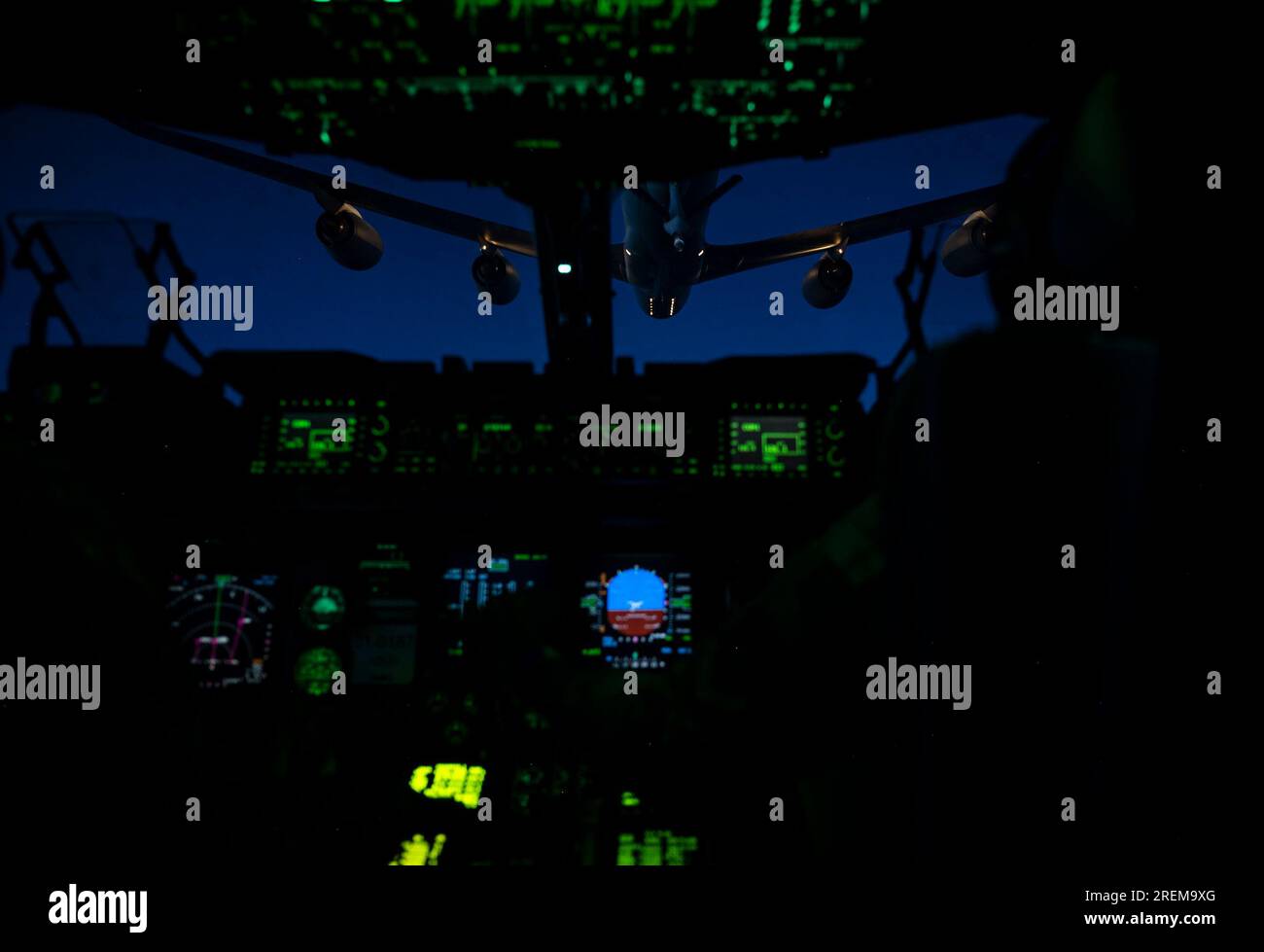 USA Air Force Captain Angela Curtis, Left, und Captain Erica Joffre, beide Piloten der 4. Airlift-Geschwader, bereiten sich auf Treibstoff in einem C-17 Globemaster III vor, der dem 62d. Airlift-Flügel zugewiesen ist, von einem KC-135 Stratotanker, der dem 141. Luftauftankflügel zugewiesen ist, Fairchild Air Force Base, Washington, Während der Operation Max Moose über dem pazifischen Nordwesten, 11. Juli 2023. Curtis und Joffre flogen die erste Etappe der Mission und flogen 24 Stunden lang geradeaus; das Luft-Luft-Tanken wurde etwa fünf Stunden nach dem 24-stündigen Flug durchgeführt. (USA Air Force Foto von Staff Sgt. Rachel Williams) Stockfoto