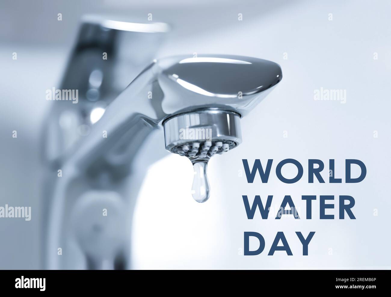 Text World Water Day und Wassertropfen, die vom Wasserhahn herunterfallen Stockfoto