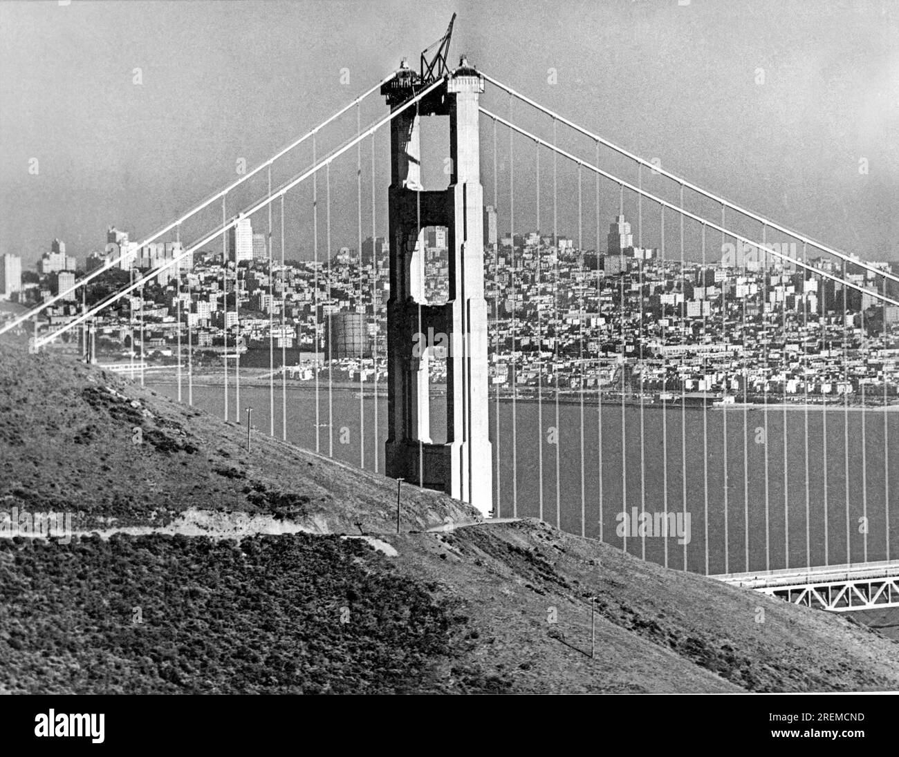 San Francisco, Kalifornien: 26,1937. April. Noch einen Monat und die Golden Gate Bridge ist eröffnet. Hier sehen Sie die Aussicht von den Marin Headlands mit der Stadt im Hintergrund. Stockfoto