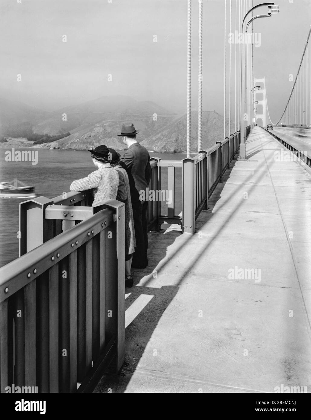 San Francisco, Kalifornien: Vom Fußweg auf der kürzlich eröffneten Golden Gate Bridge aus haben Fußgänger im Oktober 1937 einen Blick nach Westen. Stockfoto