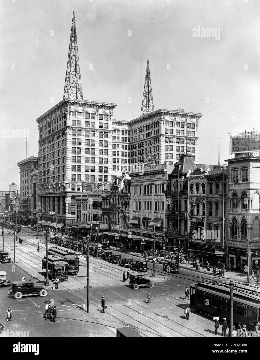 New Orleans, Louisiana: ca. 1925 nach Westen auf der Canal Street mit dem Kaufhaus Maison Blanche und dem WSMB-Radiosender. Stockfoto