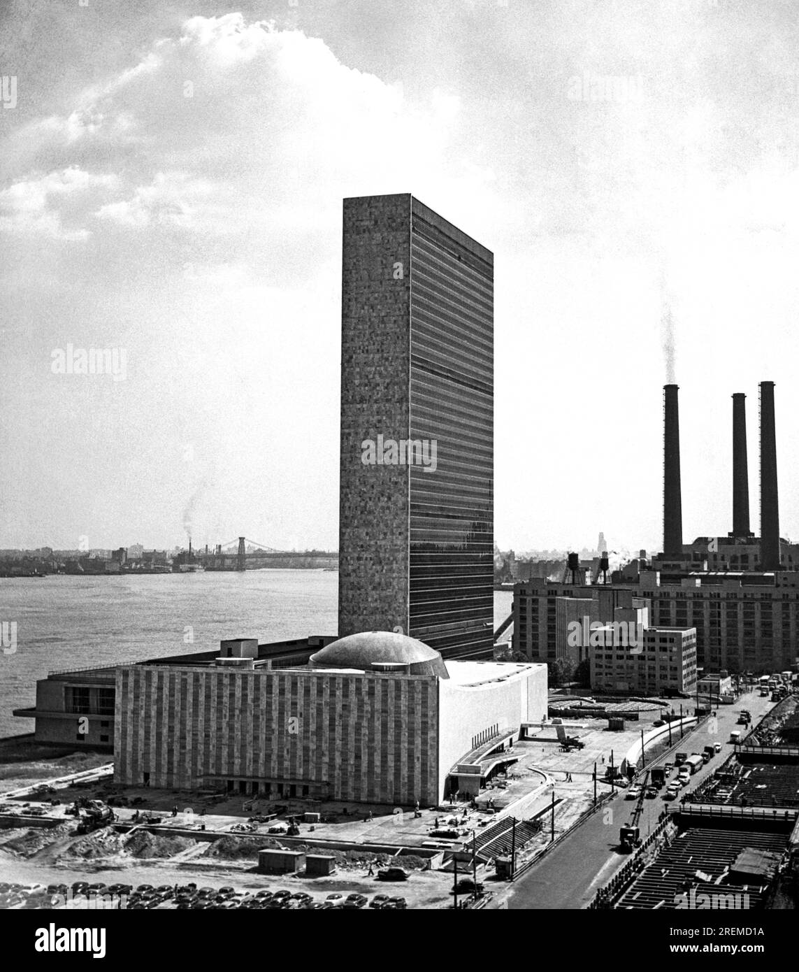 New York, New York: c. 1951. Das Unitied Nations-Gebäude befindet sich im Bau. Der East River ist im Hintergrund. Auf dem Foto sind die Gebäude kurz vor der Fertigstellung zu sehen, wobei die Arbeiten am UN Plaza beginnen. Stockfoto