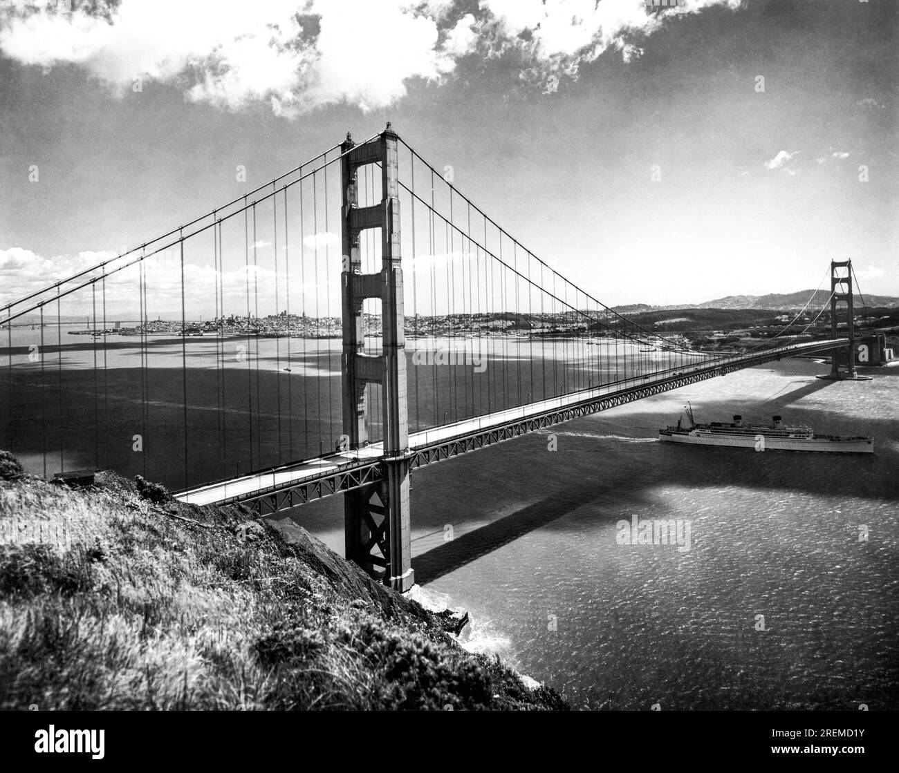 San Francisco, Kalifornien: ca. 1939. Ein Matson Liner fährt unter der Golden Gate Bridge durch den Pazifik. Stockfoto
