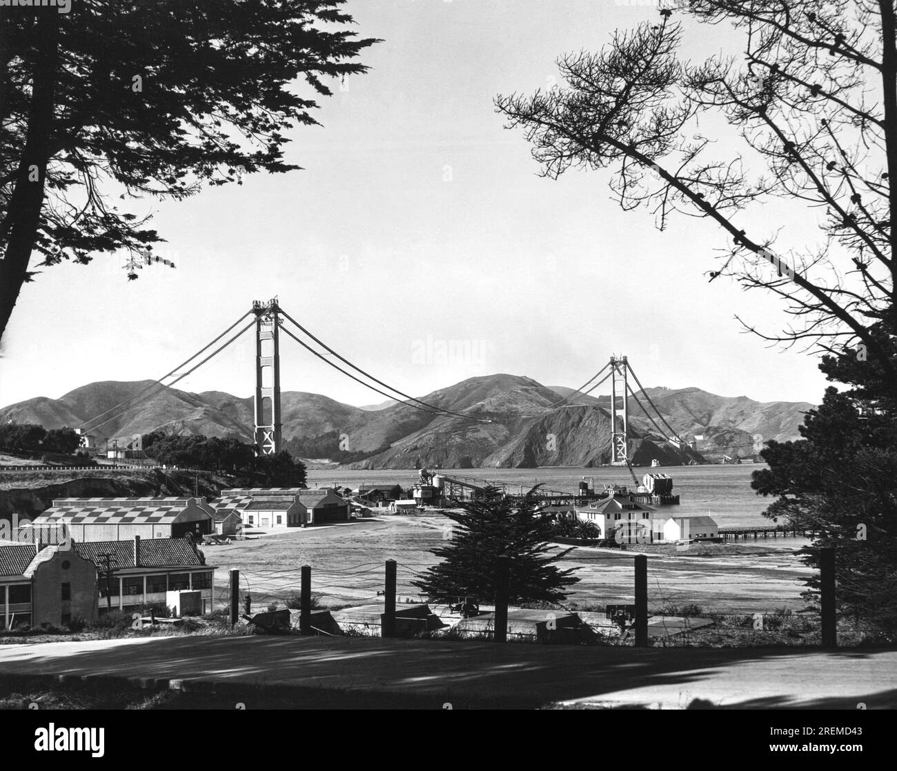 San Francisco, Kalifornien: 15. Oktober 1935 Blick vom Presidio auf den Bau der Golden Gate Bridge mit beigefarbenen Kabeln. Stockfoto