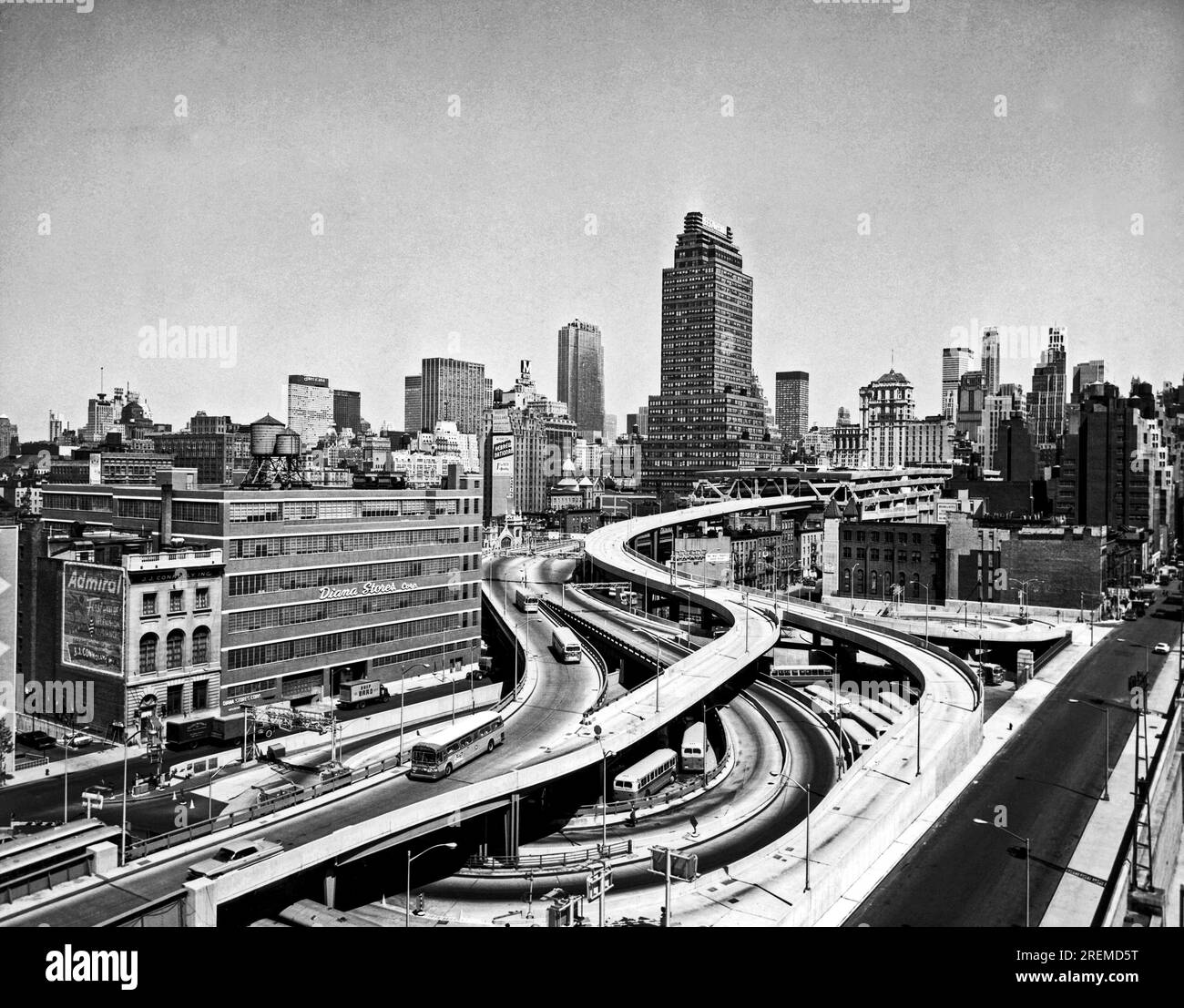 New York, New York: Mai 1963. Der Port Authority Bus Terminal mit den Rampen am Diana Stores Building. Stockfoto