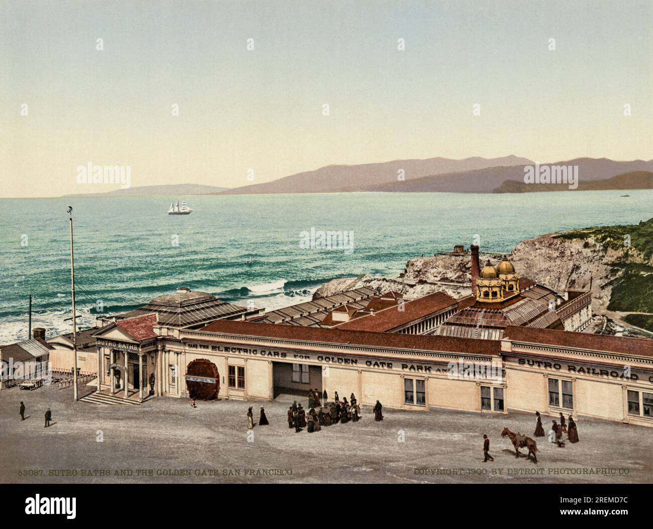 San Francisco, Kalifornien 1900. Die Sutro-Bäder in San Francisco mit dem Golden Gate im Hintergrund. Stockfoto