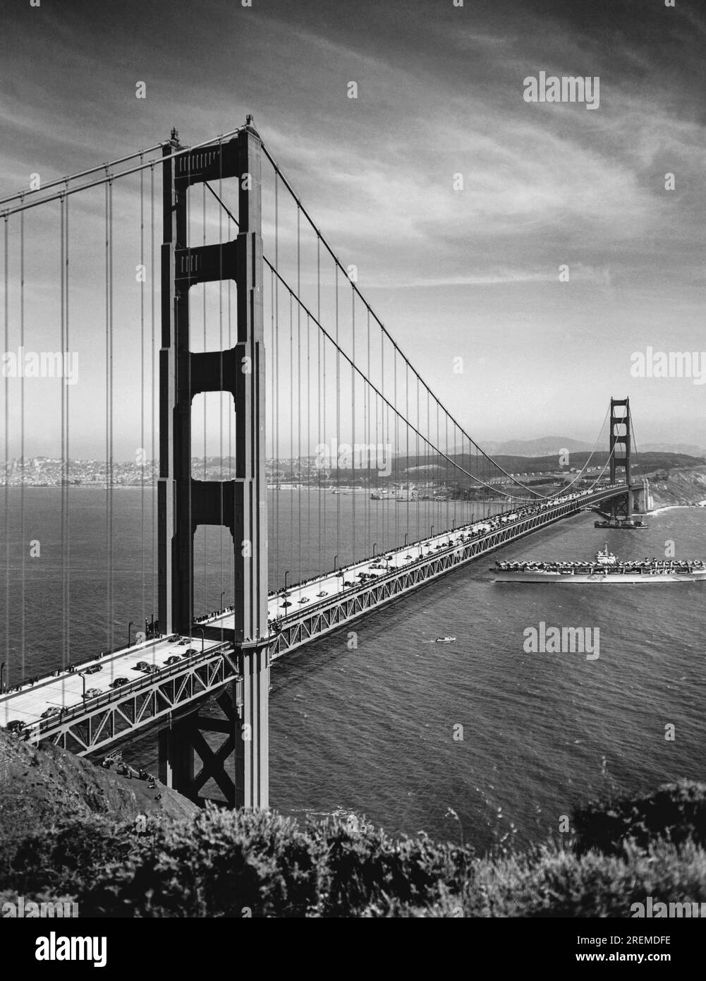 San Francisco, Kalifornien: 28. Mai 1937 Ein Flugzeugträger der US-Marine, der während der Eröffnungszeremonien der Brücke unter der Golden Gate Bridge hindurch fährt. Stockfoto