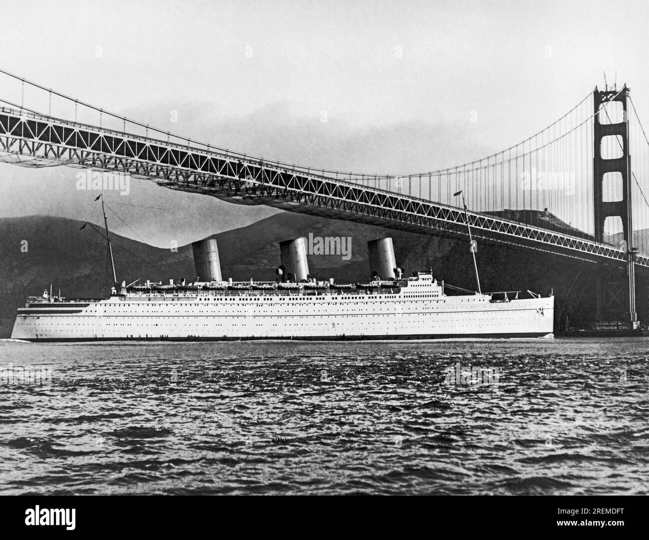 San Francisco, Kalifornien: 29. April 1937 das Passagierschiff der Kaiserin von Großbritannien, das die Bucht von San Francisco mit nur wenigen Metern Abstand über die neu gebaute Golden Gate Bridge erreicht. Stockfoto