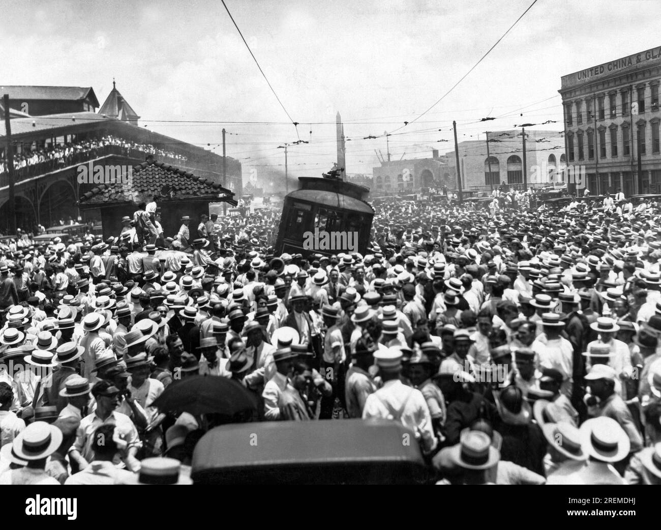 New Orleans, Louisiana: ca. 1928 20.000 streikende Straßenfahrer und Sympathisanten auf der Canal Street, kurz bevor sie den Straßenwagen verbrannten, den die Public Service Company zur Wiederherstellung des Service eingesetzt hatte. Zwei Streikende wurden danach bei dem Aufstand getötet. Stockfoto