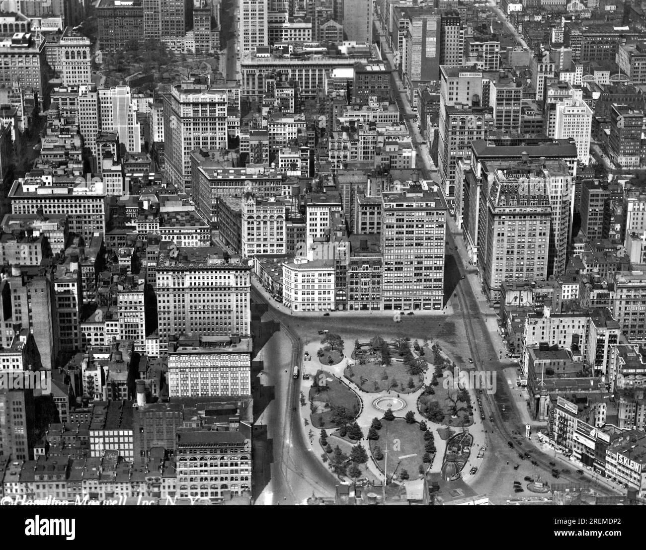 New York, New York: ca. 1926. Der Union Square in Manhattan aus der Vogelperspektive ist benannt nach dem Zusammenfluss der Hauptverkehrsstraßen Broadway und Park Avenue aus dem 19. Jahrhundert. Stockfoto
