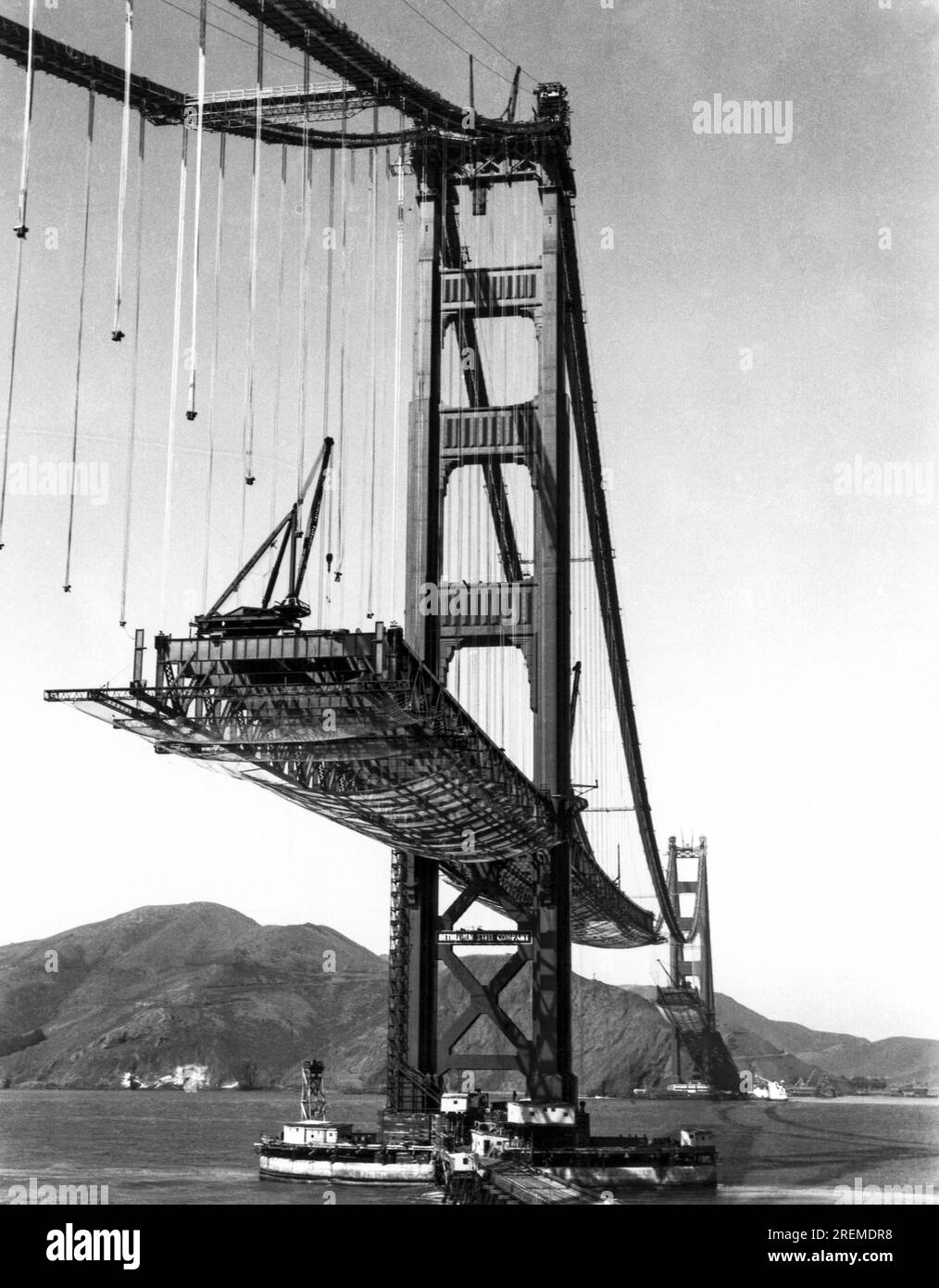 San Francisco, Kalifornien: 16. Oktober 1936. Die Golden Gate Bridge ist im Bau, wobei das Straßenbett von den Kabeln hängt. Stockfoto